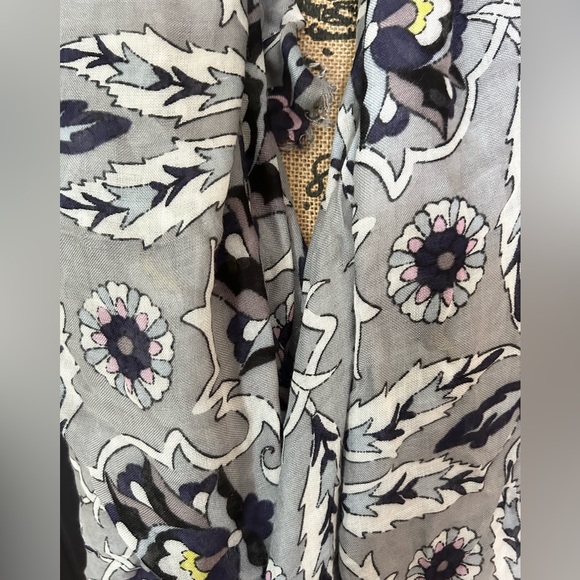 💕 NWT Vera Bradley Scarf Wrap Gray & Navy - Picture 3 of 8